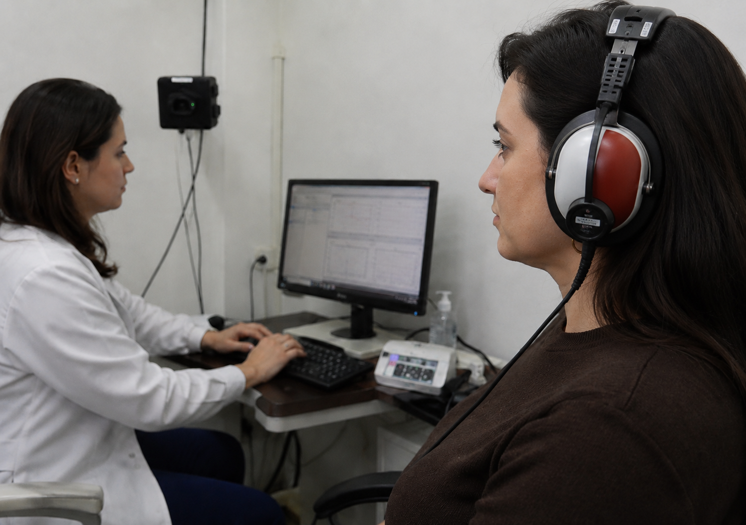 Paciente realizando avaliação otoneurológica com acompanhamento profissional