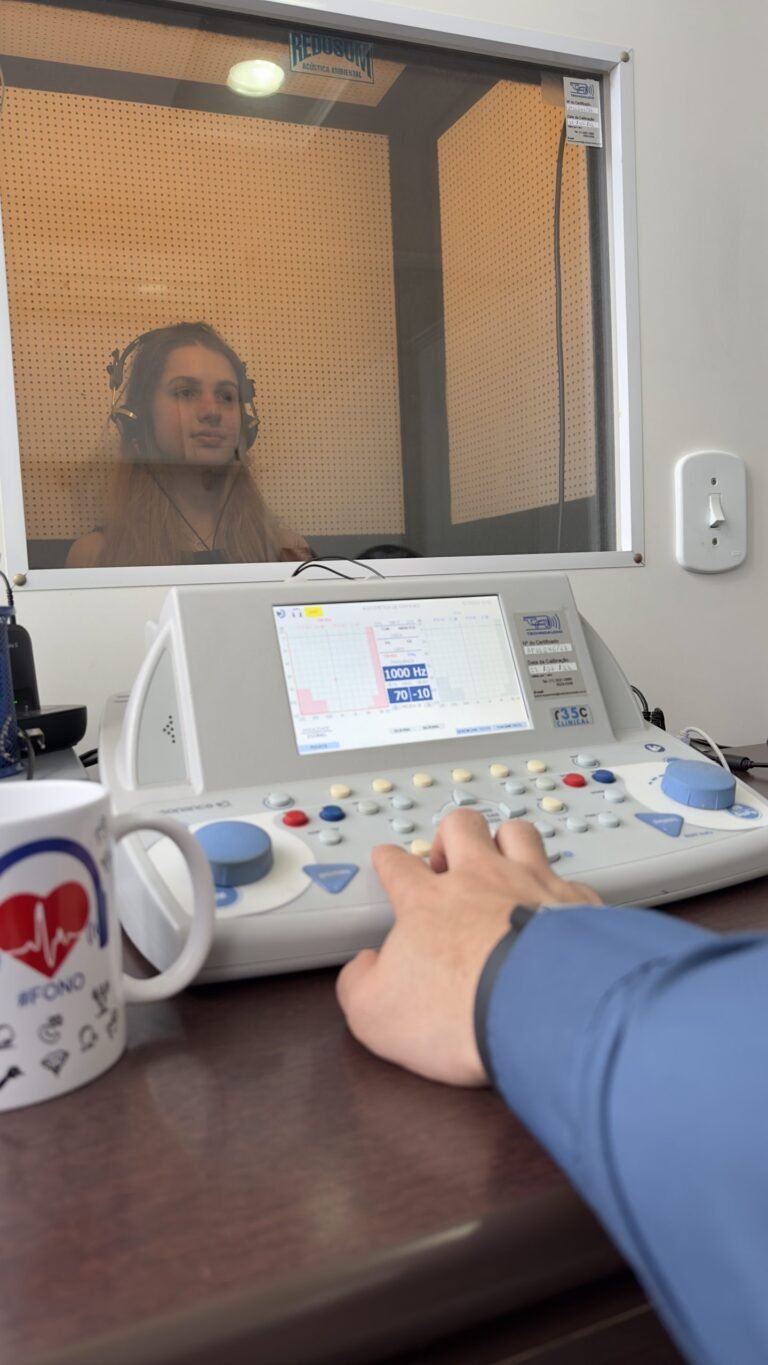 foto Audiometria Amanda na cabine scaled 1